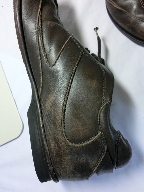 男性靴のスレキズの修理